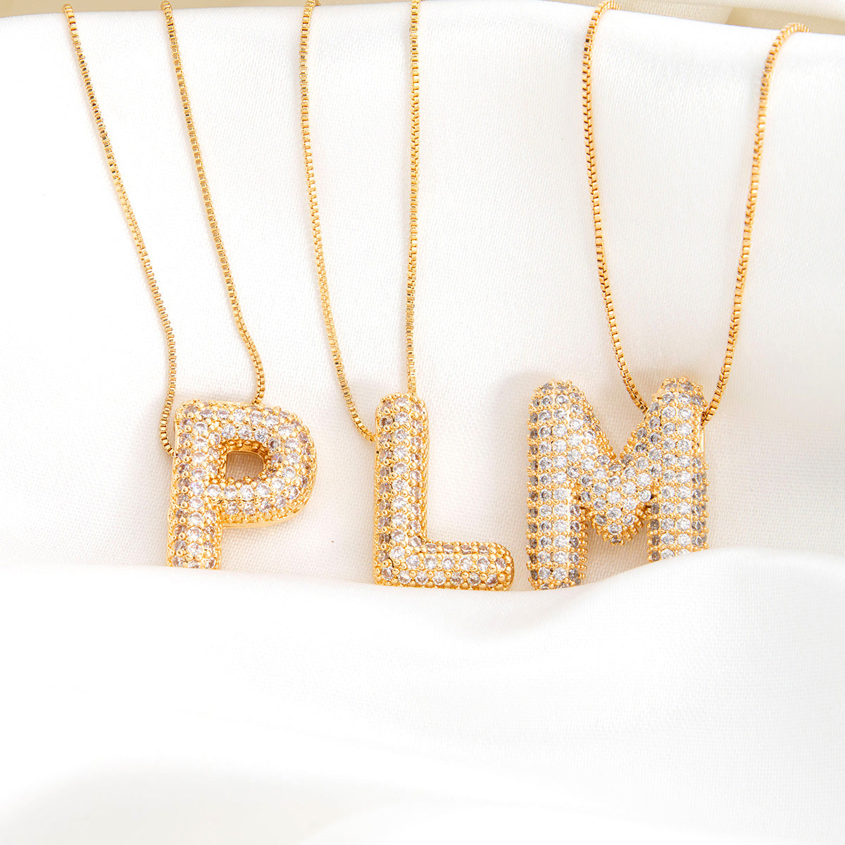 Colar Letra Bubble Cravejada em Zircônia Banhado em Ouro 18K