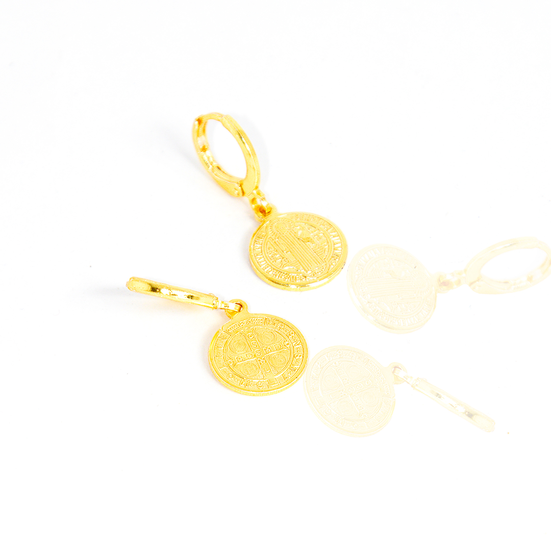 Brinco Medalha De Sao Bento Banhado A Ouro