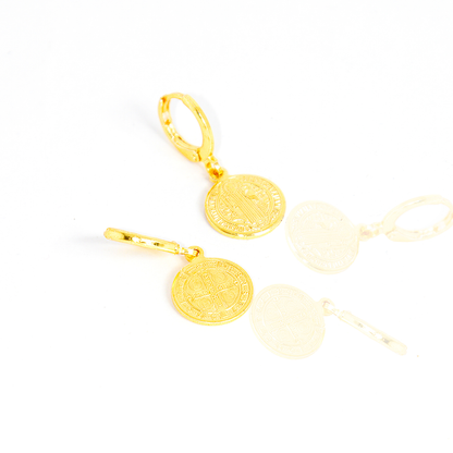 Brinco Medalha De Sao Bento Banhado A Ouro