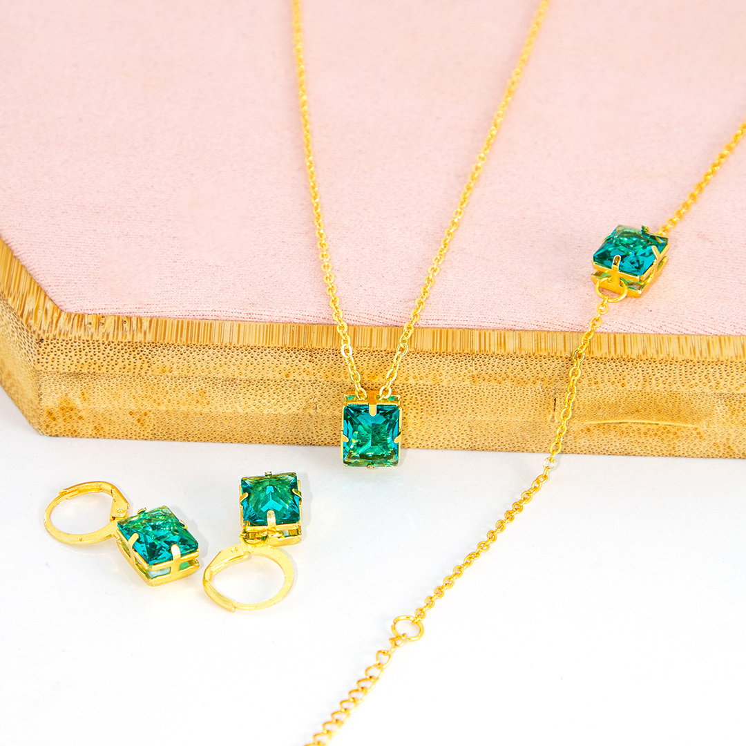Conjunto Pedra Verde Quadrada Banhado em Ouro 18K