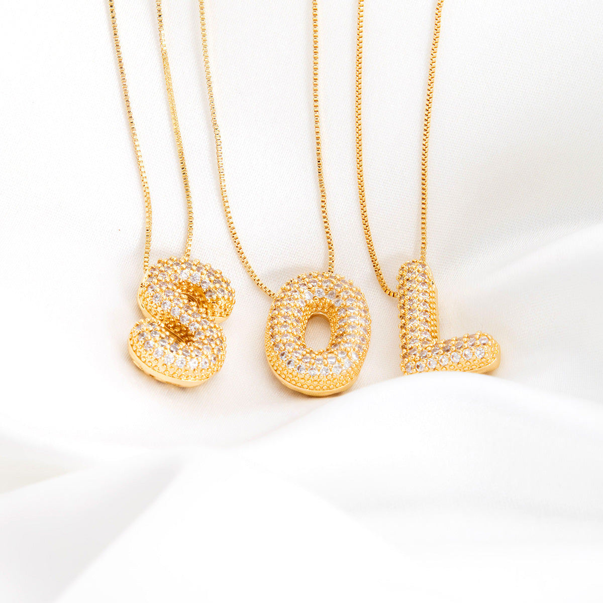 Colar Letra Bubble Cravejada em Zircônia Banhado em Ouro 18K