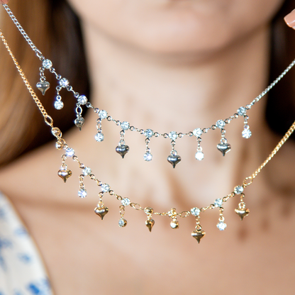 Colar Corações e Cristais Pendurados Banhado