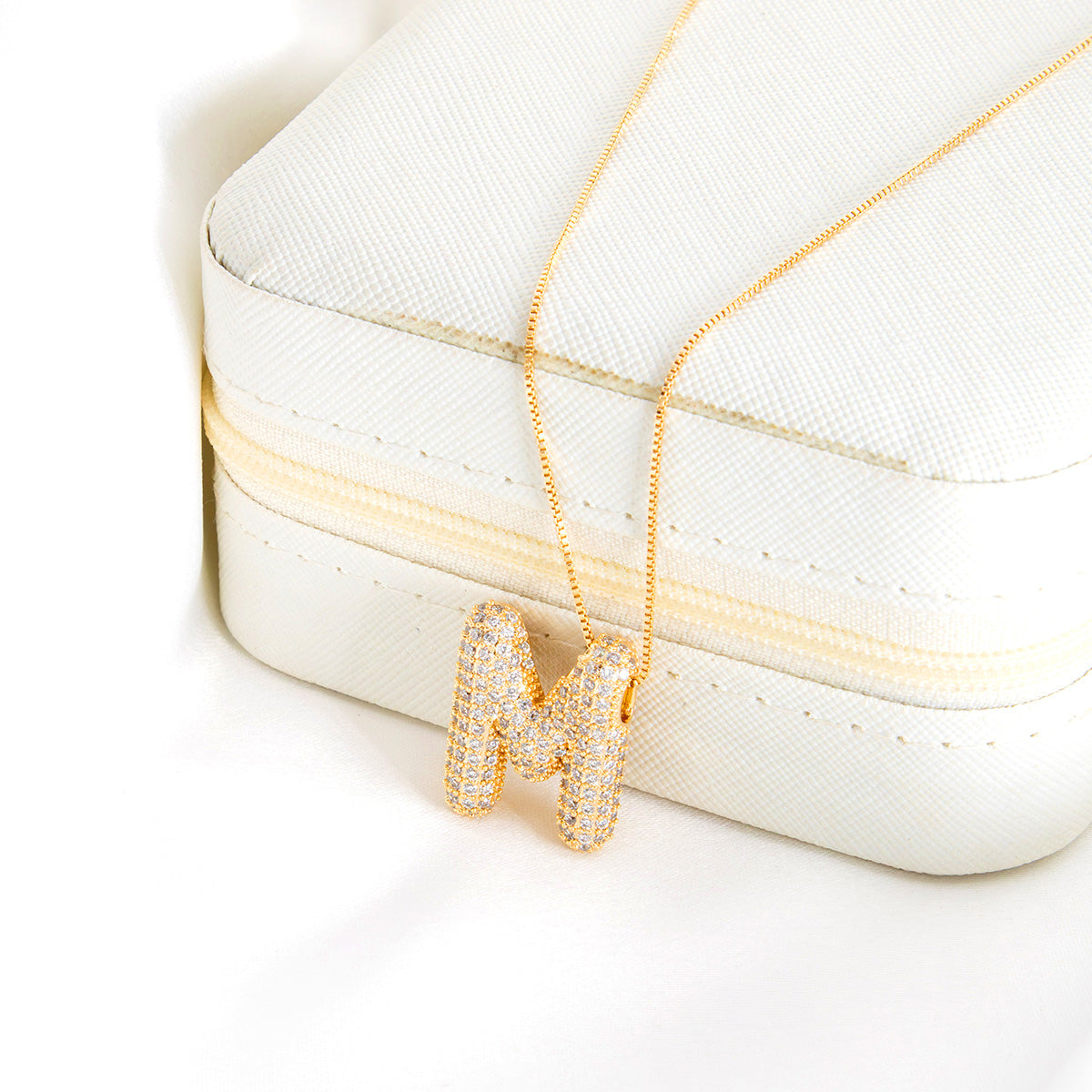 Colar Letra Bubble Cravejada em Zircônia Banhado em Ouro 18K