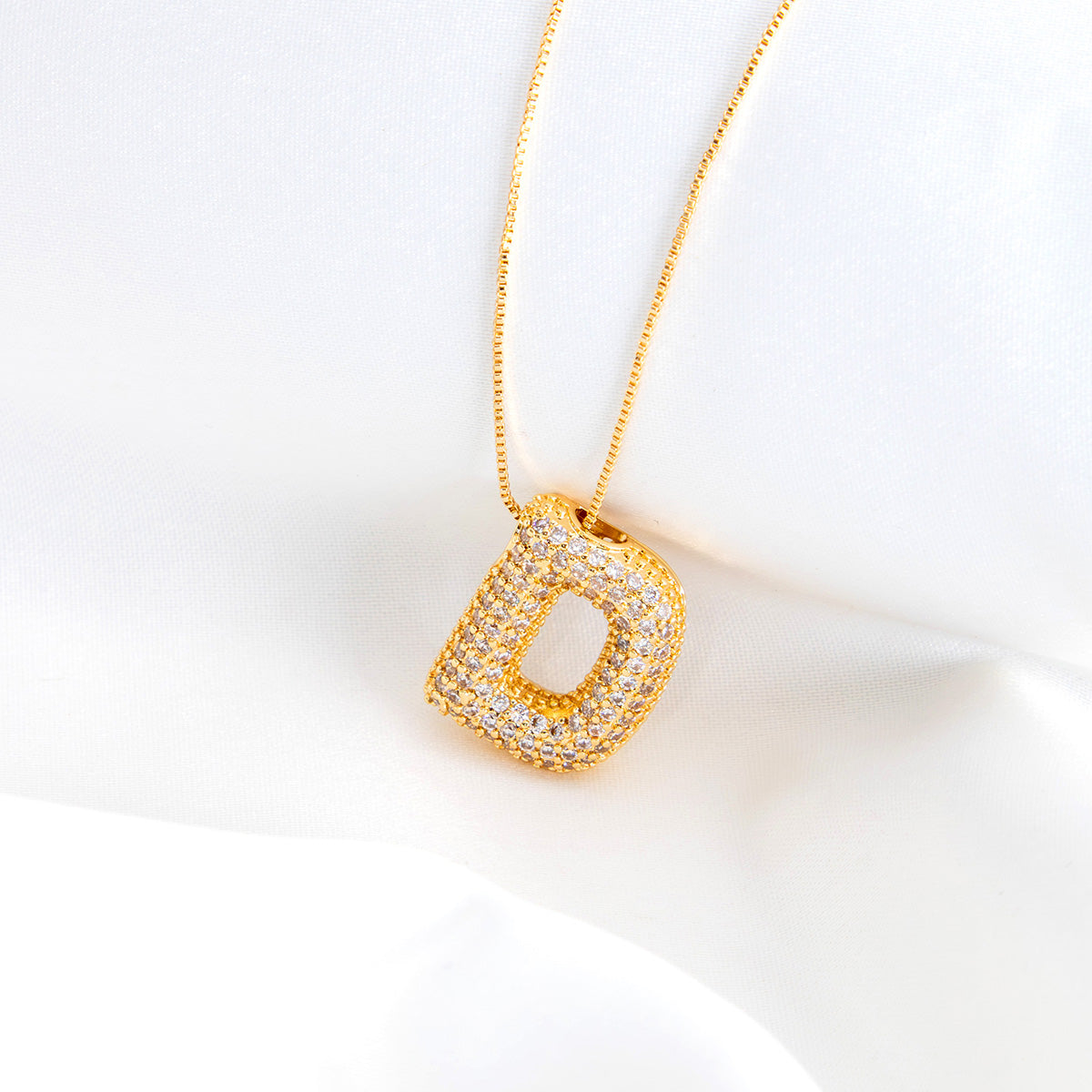 Colar Letra Bubble Cravejada em Zircônia Banhado em Ouro 18K