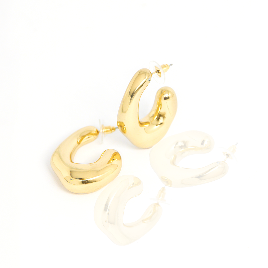 Brinco Curva Moderna Metálica Banhado