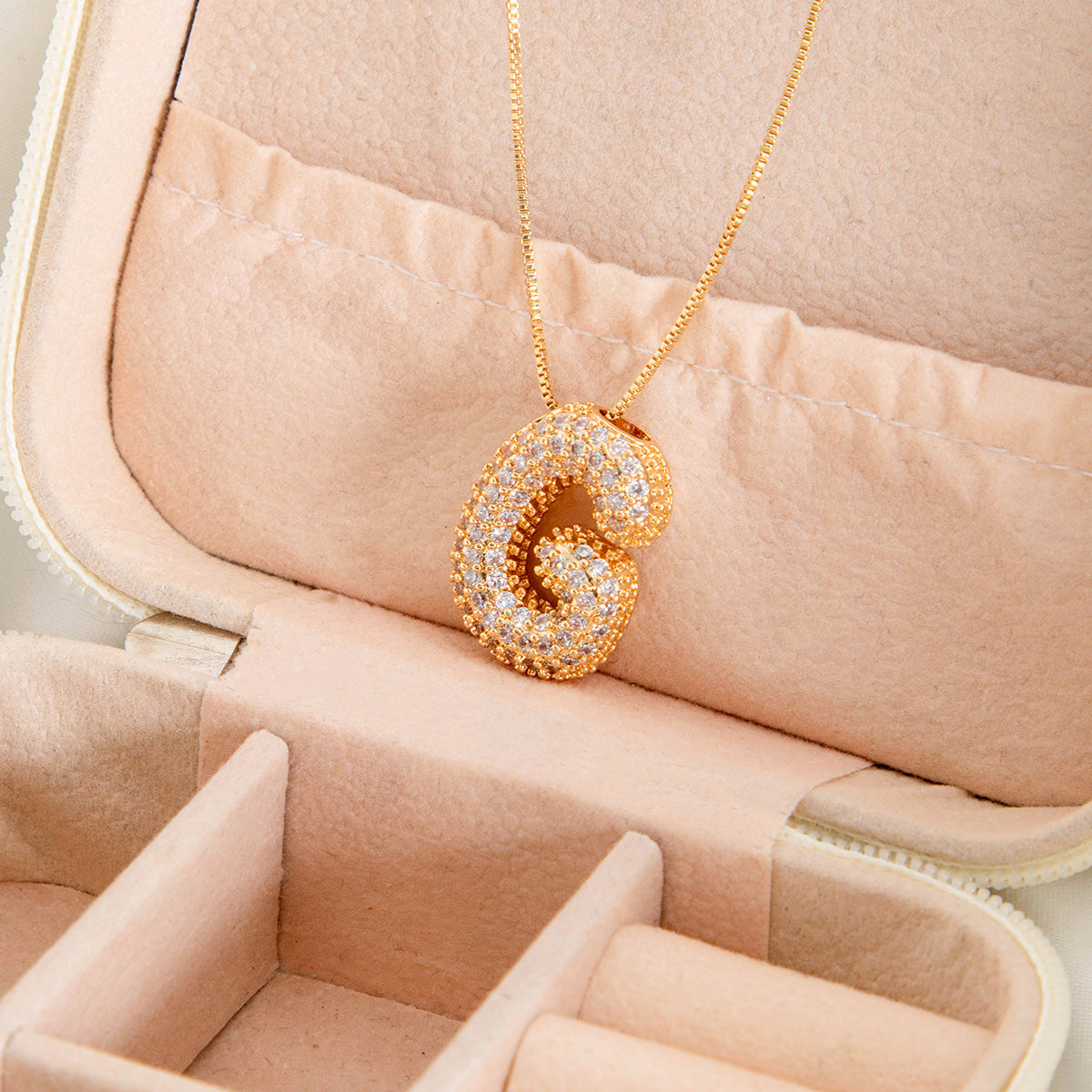 Colar Letra Bubble Cravejada em Zircônia Banhado em Ouro 18K