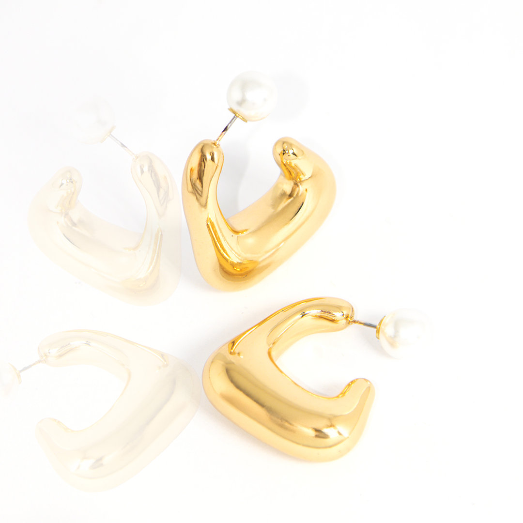 Brinco Curva Clássica com Pérola Banhado