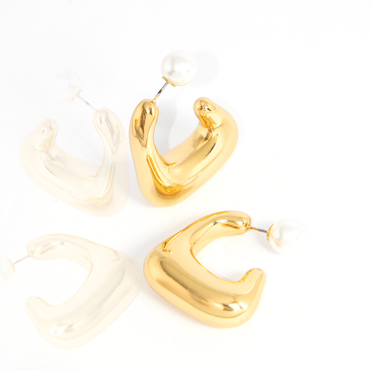 Brinco Curva Clássica com Pérola Banhado