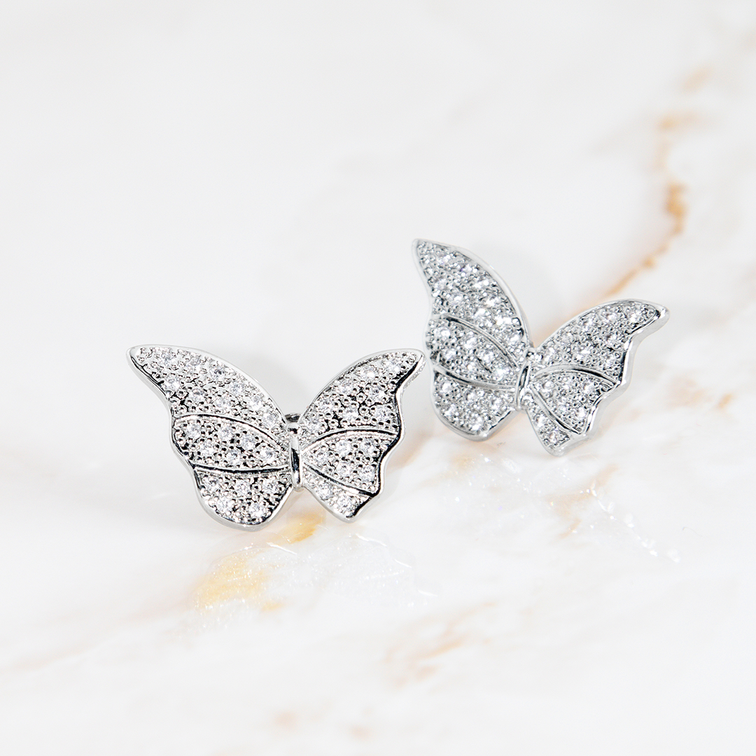 Brinco Borboleta Media Cravejada Banhado
