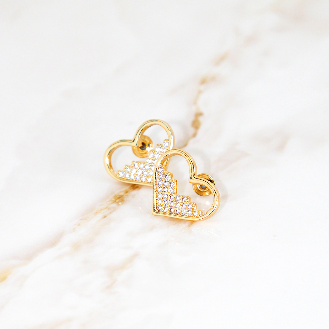 Brinco Coração Meio Cravejado Banhado