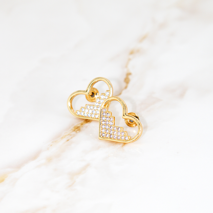 Brinco Coração Meio Cravejado Banhado