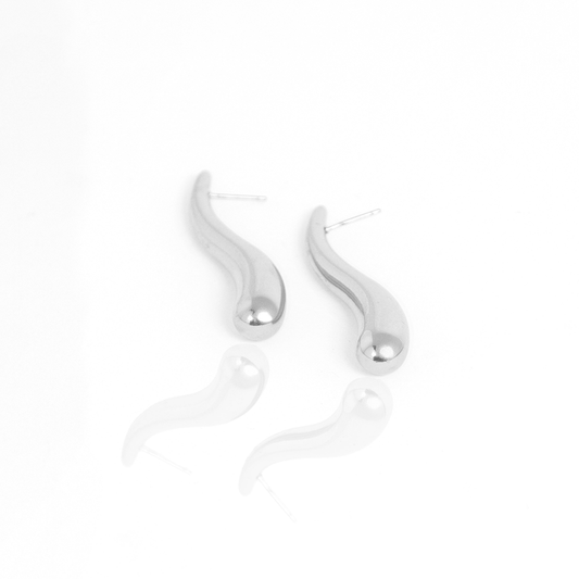 Brinco Gota Esculpida Metálica Banhado