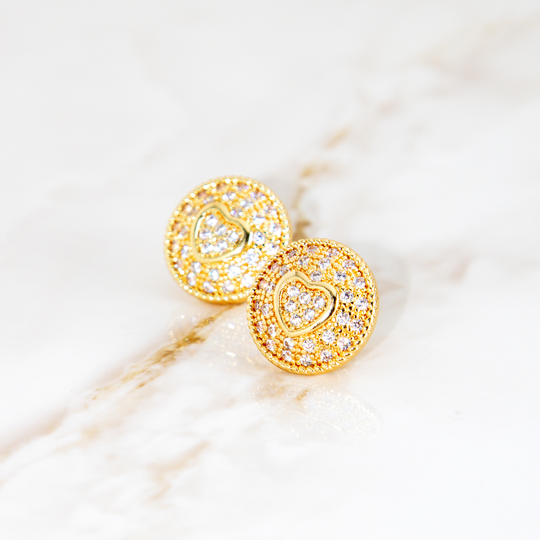 Brinco Redondo Cravejado Com Detalhe De Coração Banhado