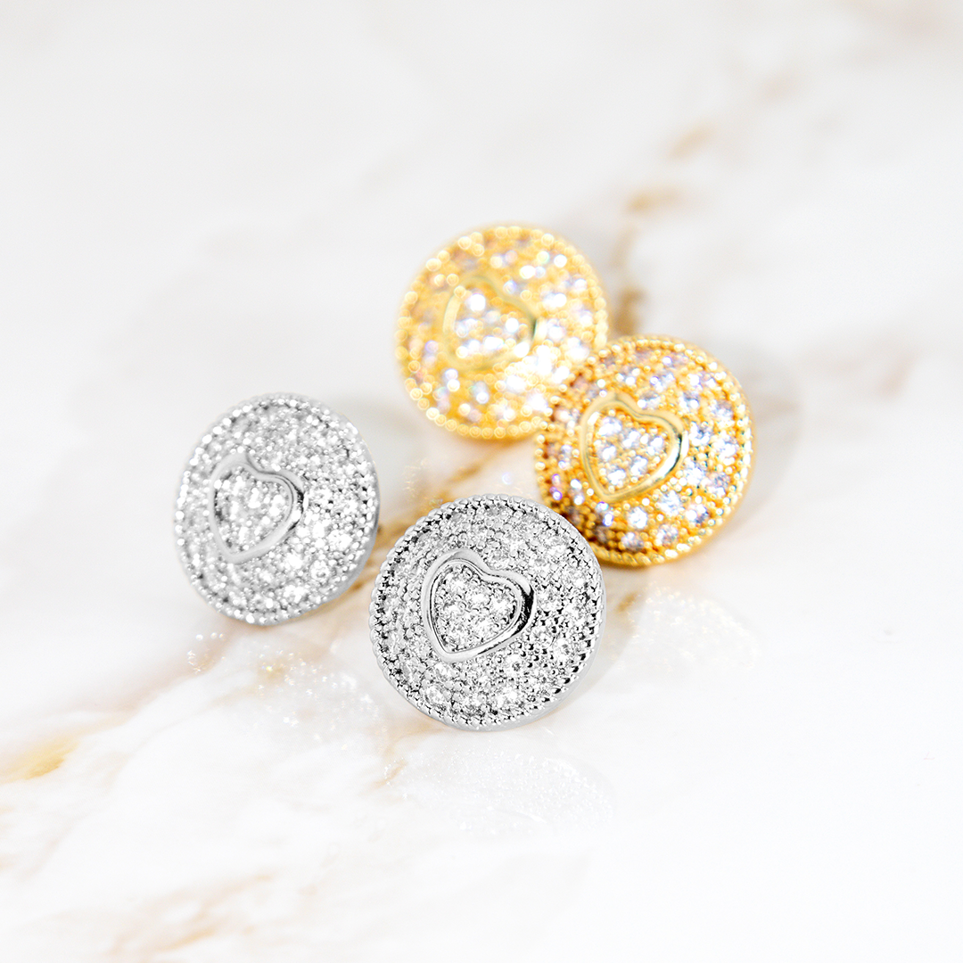 Brinco Redondo Cravejado Com Detalhe De Coração Banhado