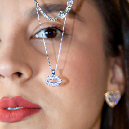 Colar Duplo Zircônias Luxo com Pingente de Boca Banhado
