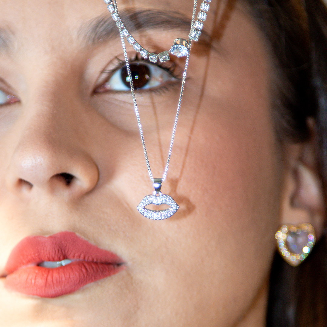 Colar Duplo Zircônias Luxo com Pingente de Boca Banhado