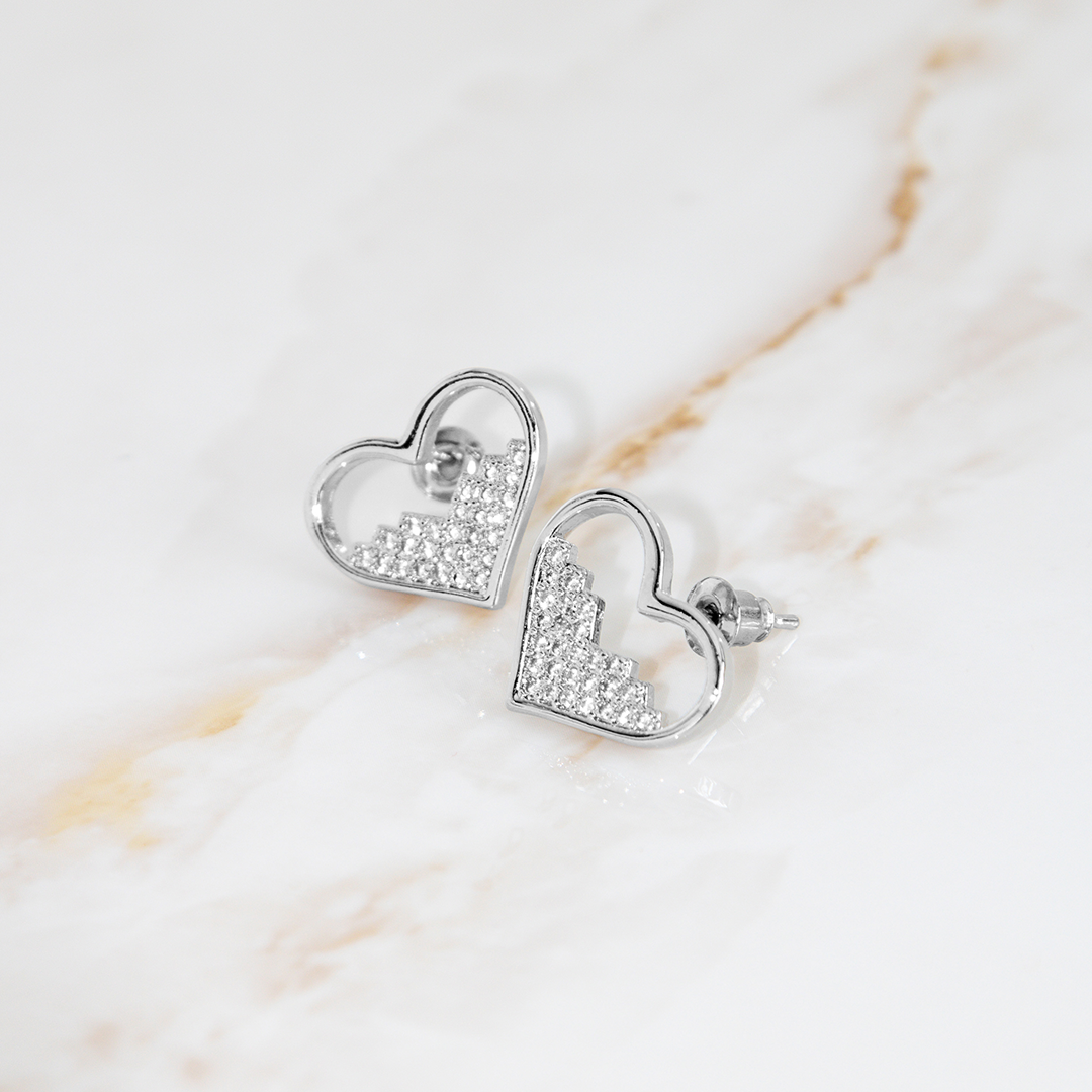 Brinco Coração Meio Cravejado Banhado