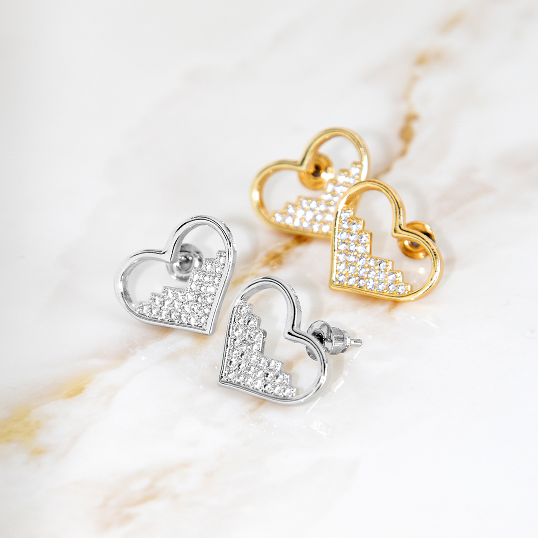 Brinco Coração Meio Cravejado Banhado