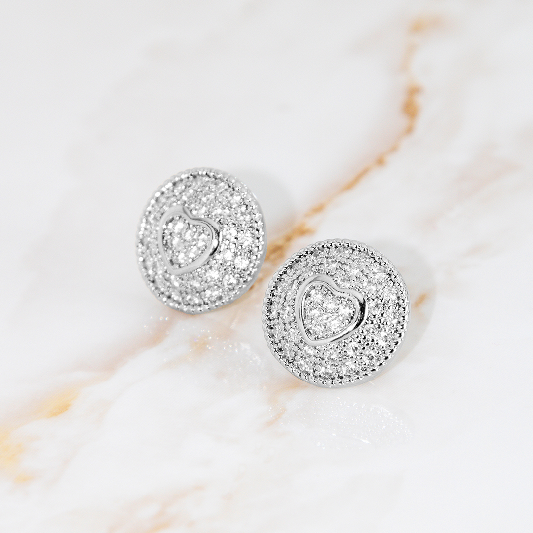 Brinco Redondo Cravejado Com Detalhe De Coração Banhado