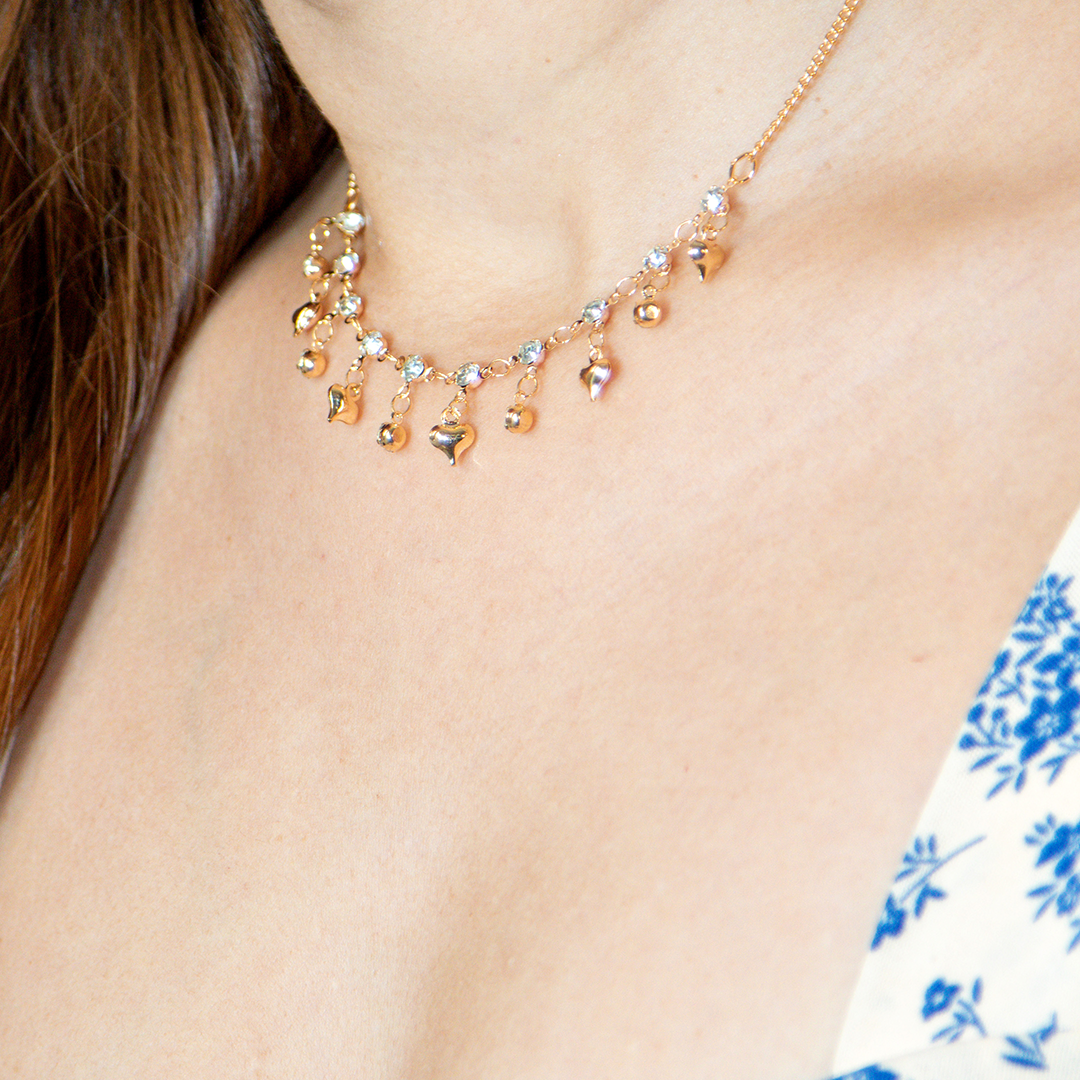 Colar Corações e Cristais Pendurados Banhado