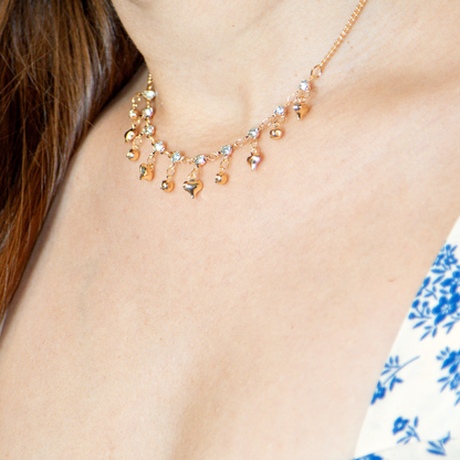 Colar Corações e Cristais Pendurados Banhado