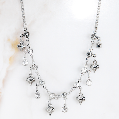 Colar Corações e Cristais Pendurados Banhado