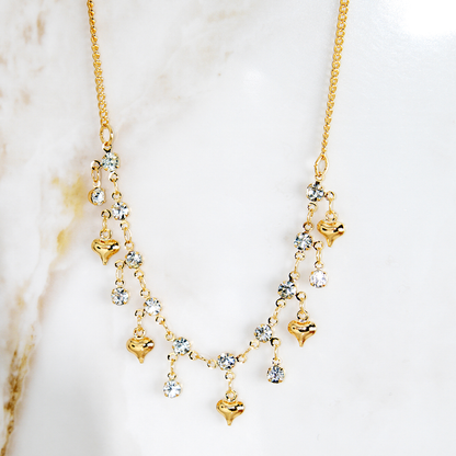 Colar Corações e Cristais Pendurados Banhado