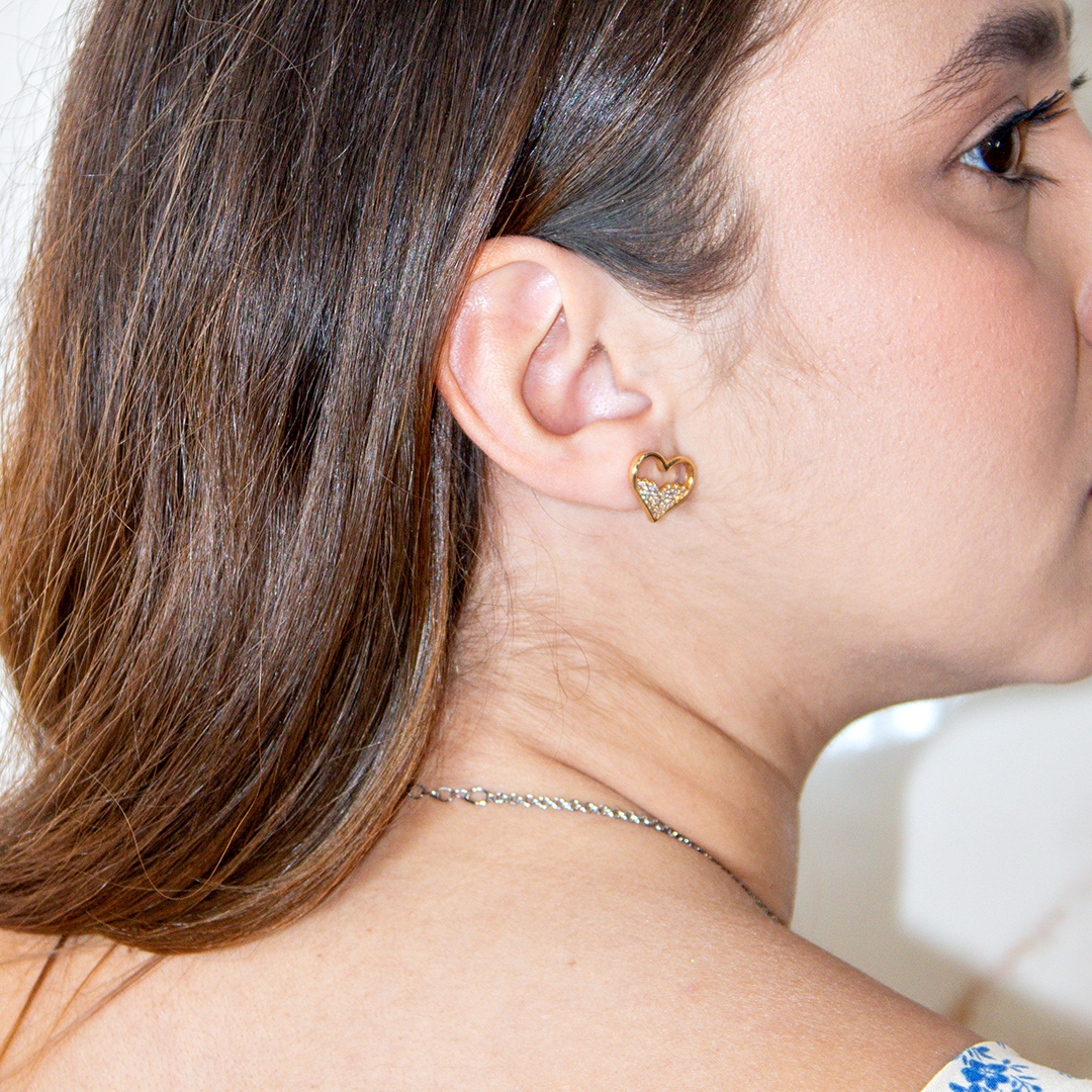 Brinco Coração Meio Cravejado Banhado